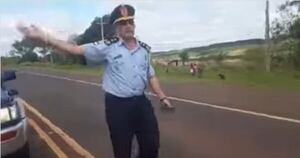 La Nación / Un furioso jefe policial golpeó a un perro en manifestación indígena