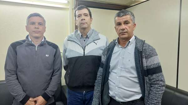 Concejales de Carmen del Paraná denuncian a intendente y piden intervención del municipio - Política - ABC Color