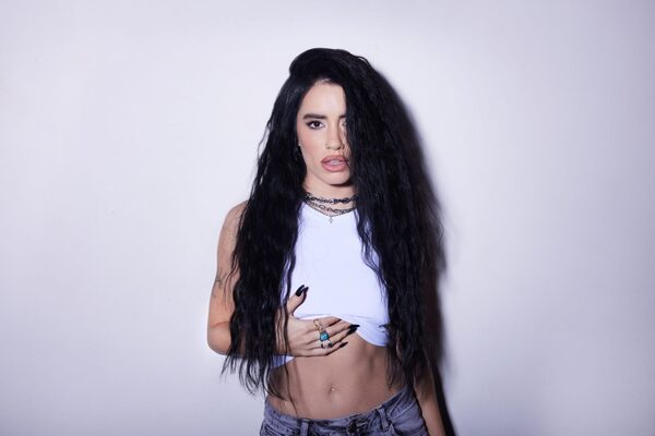 "Fanático", el nuevo single de la cantante argentina Lali Esposito - trece
