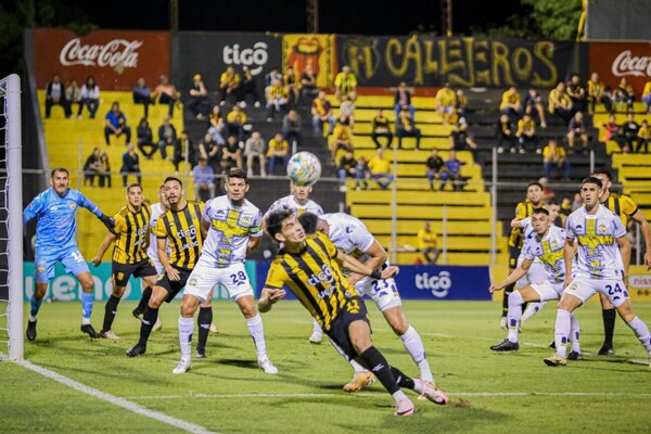 Versus / Guaraní no puede ganar y se aleja de la lucha por el título