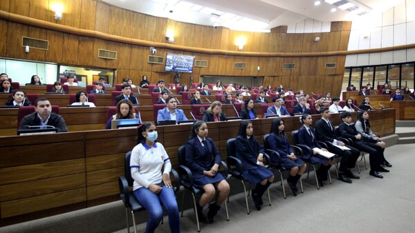 Estudiantes expusieron frustración por sendas necesidades en colegios