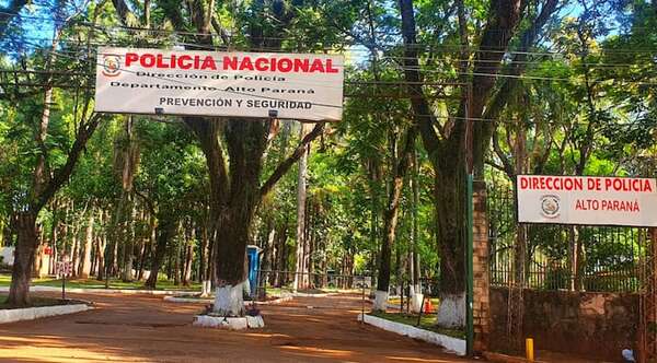 Imputan a dos agentes de la Policía Nacional por tráfico de influencias - Noticiero Paraguay