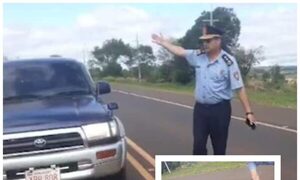 (VIDEO)Comisario remató por perrito trabajo en protestas y le arrojó una silla