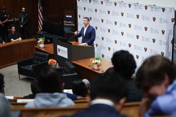 Peña comparte encuentros con universitarios y colectividad paraguaya en New Jersey - .::Agencia IP::.