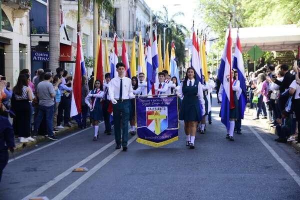 Video: colegio celebra 100 años con desfile sobre calle Palma - Nacionales - ABC Color