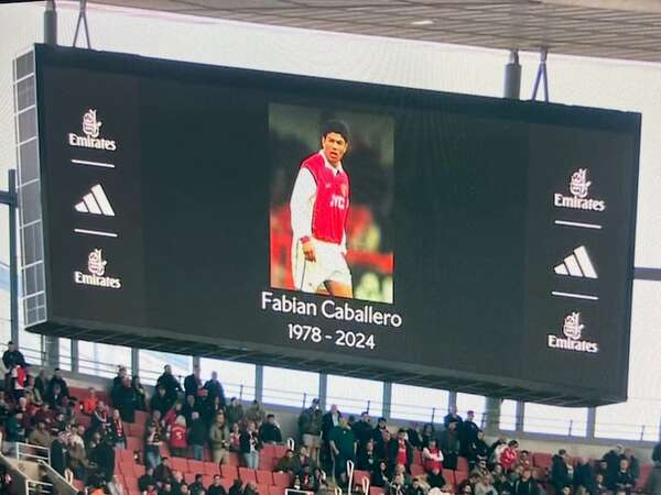 Arsenal homenajeó a Fabián “Tyson” Caballero en el Emirates Stadium - Fútbol - ABC Color