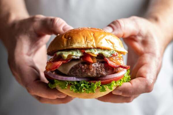 Cuatro recetas de hamburguesas para disfrutar el fin de semana largo - Gastronomía - ABC Color