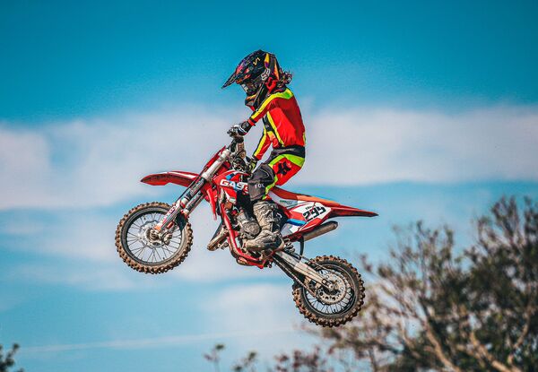 El Pequeño Veloz Tadeo Acuña Invita al Campeonato Nacional de Motocross en Cambyretã