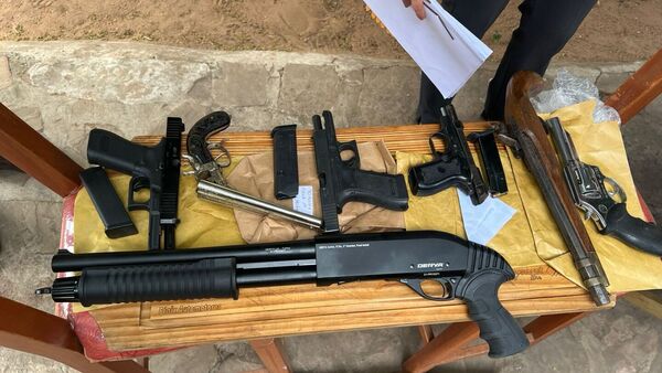 Allanamiento por usura en San Lorenzo: Descubren arsenal de armas