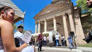 Una boda civil para 51 parejas que sellaron su amor frente al Panteón Nacional de Héroes