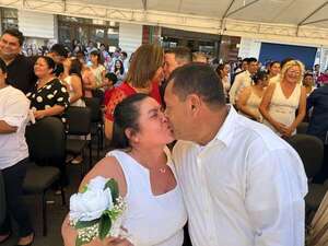 Emotiva boda comunitaria: 51 parejas se casaron frente al Panteón de los Héroes - Nacionales - ABC Color