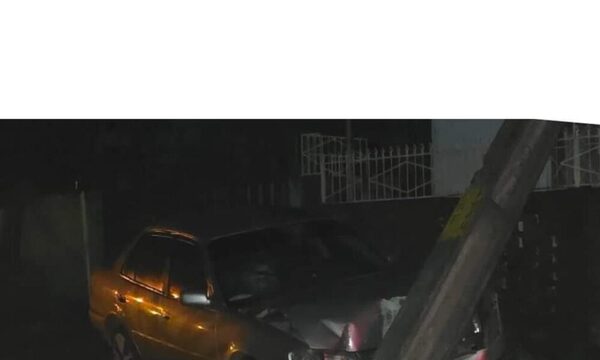 Yiyi atropelló columna de ANDE y se salvó