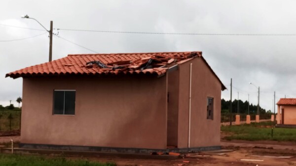 Tormenta destecha viviendas sociales recién inauguradas