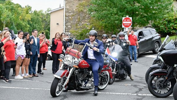 Santiago Peña muestra sus dotes de motociclista en New Yersey