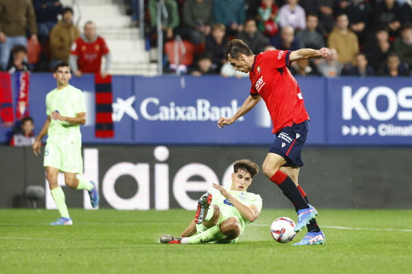 Versus / Osasuna rompe el invicto de un Barça que pagó las rotaciones