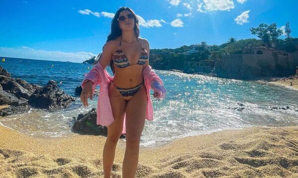 ¡Mamauuu! La ex de Enciso pela cuerazo en playa española