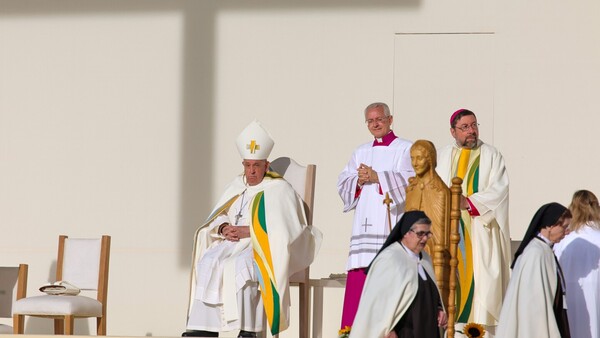 El papa Francisco pide no encubrir agresiones sexuales, en cierre de su visita a Bélgica