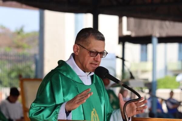 Caacupé: “Hay que cambiar la manera de pensar y purificar la conciencia”, dijo el presbítero Villagra - Nacionales - ABC Color