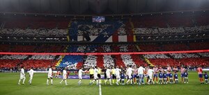 Versus / Atlético y Real Madrid igualan en un derbi manchado por el lanzamiento de objetos