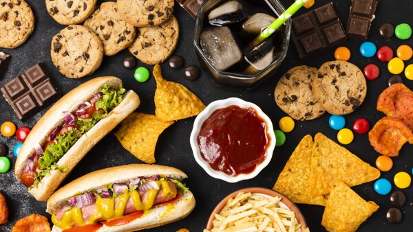 Microplásticos en el cuerpo, con ayuda de la comida chatarra