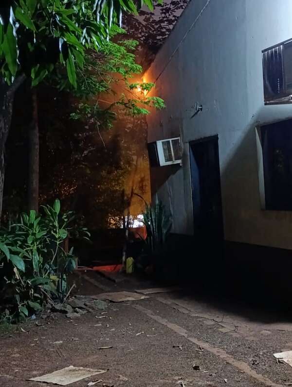 Principio de incendio en oficina de la Décima Región Sanitaria de Alto Paraná - ABC en el Este - ABC Color