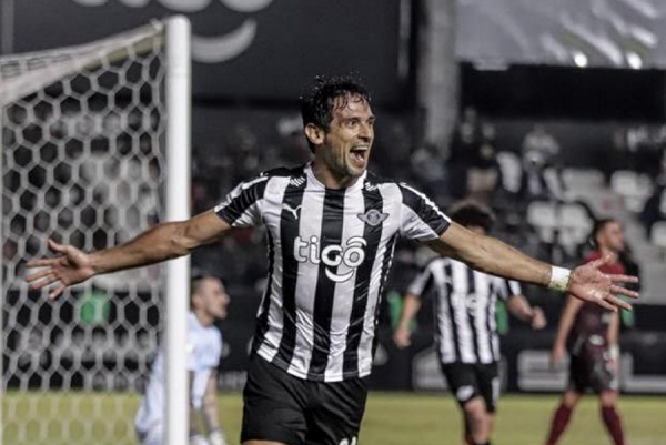 Roque Santa Cruz alcanzó su centésimo gol en torneos paraguayos