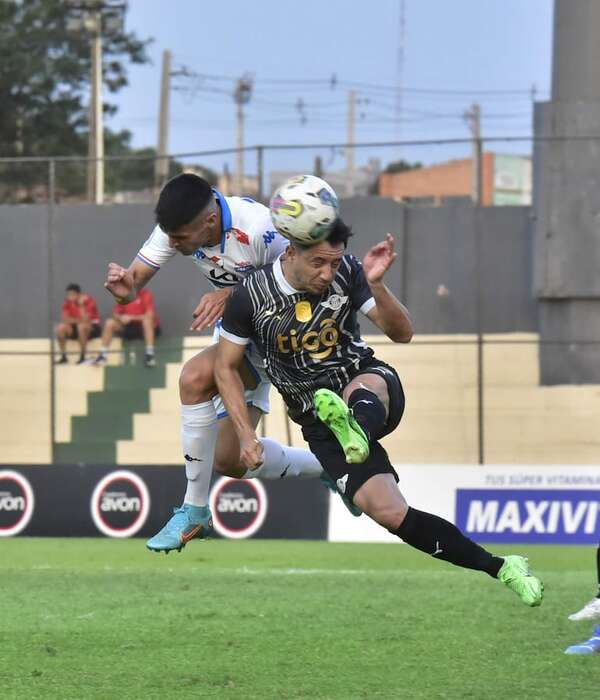 Cátedra hacia la punta, Nacional derrotó a Libertad 2-1 - Fútbol - ABC Color