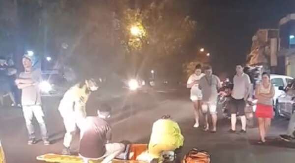 Cayó de su motocicleta y se quedó dormido en medio de la ruta