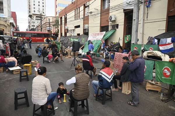 Más de 50 días de protesta: campesinos frente al Indert ruegan agua, baño y asistencia para los niños - Nacionales - ABC Color