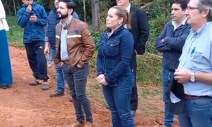 Pescadores escrachan a senadora liberocartista por contaminación del río Pirapó, en Caazapá - OviedoPress