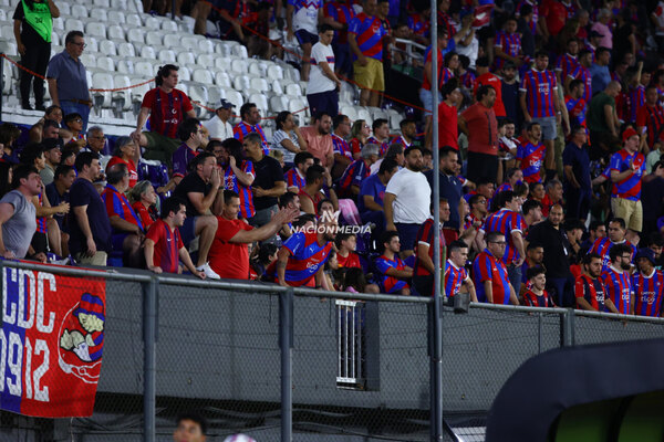 Versus / Muy fuerte: la hinchada despidió con furia a los jugadores de Cerro