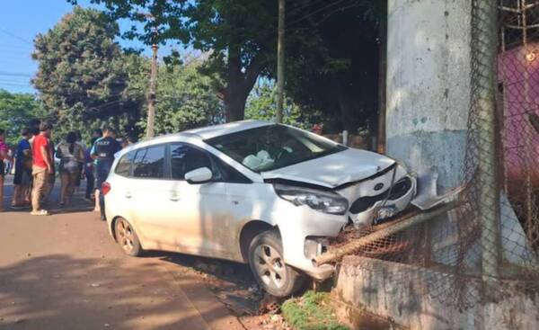 Impactó a dos menores, chocó por una construcción y se mandó a mudar; dejó su auto