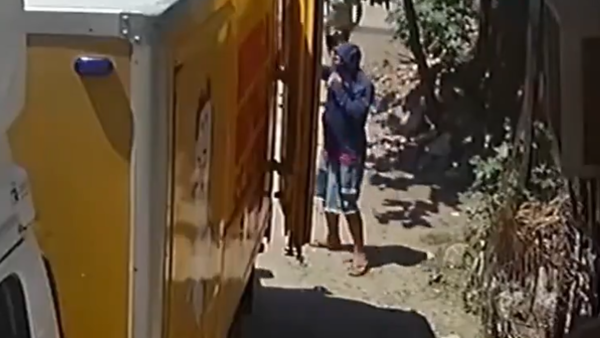 Video: Adolescentes asaltan en patota a repartidores de pollos