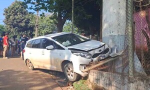 Conductor abandona su vehículo tras chocar a dos niños – Prensa 5