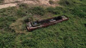 El Arca de Noé, no es: barcaza quedó en medio de la “jungla” después que el río “se fue”