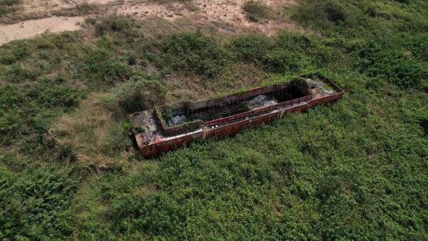 El Arca de Noé, no es: barcaza quedó en medio de la “jungla” después que el río “se fue”