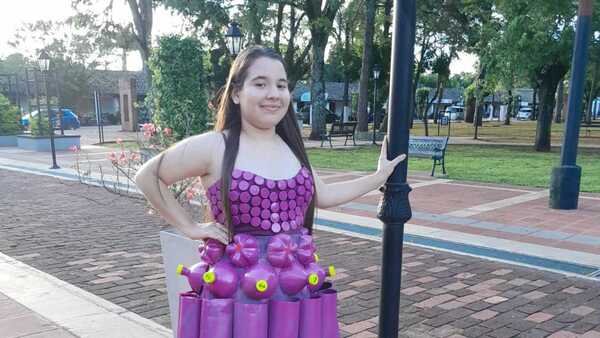 Se hizo un vestido con botellas de plástico para crear conciencia