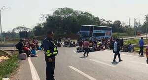 Nativos cierran Ruta PY02 en Coronel Oviedo y Ruta PY13 que cruza por Caaguazú - Nacionales - ABC Color
