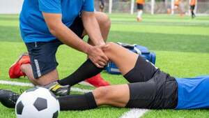 Jugador fracturó la pierna a su rival y un hincha lo apuñaló por la espalda