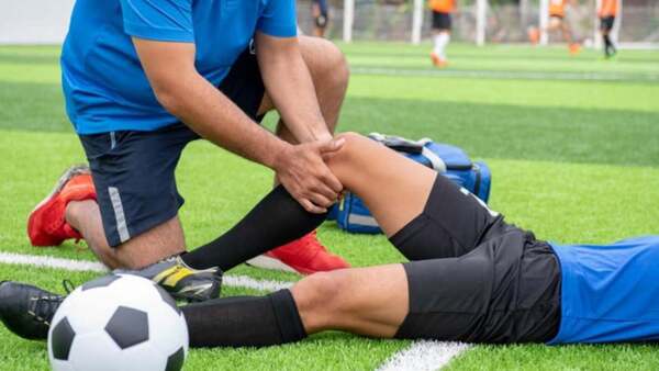 Jugador fracturó la pierna a su rival y un hincha lo apuñaló por la espalda