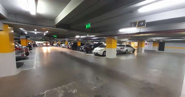 La Nación / Robaron un vehículo del estacionamiento de un shopping