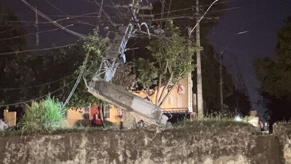 Villarrica: Conductor choca contra columna, deja media ciudad sin luz y huye del lugar