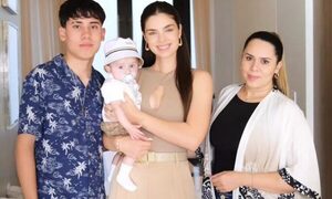 Nadia Ferreira asistió a la Catedral de Asunción para ser madrina de su sobrinito