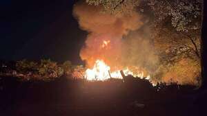San Antonio: quema de basura provoca incendio en una excantera - Nacionales - ABC Color