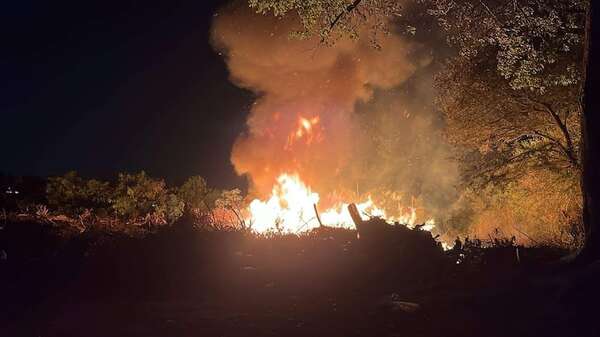 San Antonio: quema de basura provoca incendio en una excantera - Nacionales - ABC Color