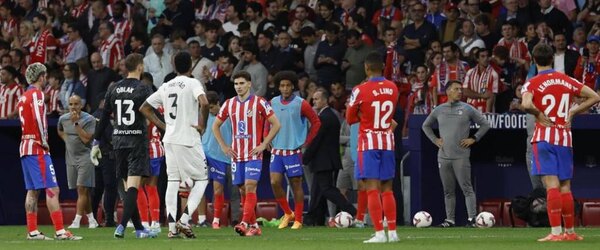 Versus / El Atlético expulsa de por vida a uno de los hinchas que lanzó objetos al campo