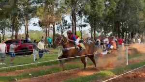 Ministro califica de explotación la participación infantil en carreras de caballos