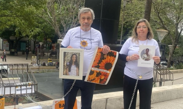 Padres de Sol Chávez se encadenan nuevamente frente al Poder Judicial