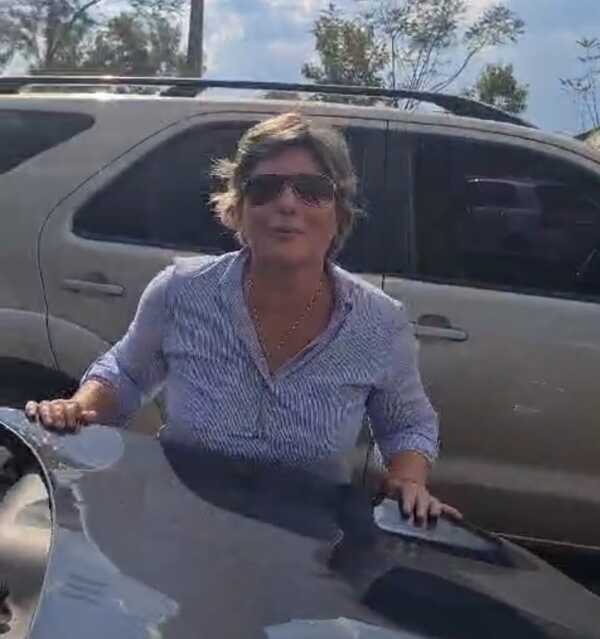 Ex jueza utiliza camioneta en acto público siendo depositaria judicial - PDS RADIO Y TV