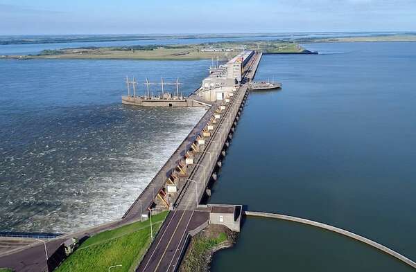 Autorización del Brasil posibilita que la ANDE pueda venderles energía de Yacyretá - Economía - ABC Color